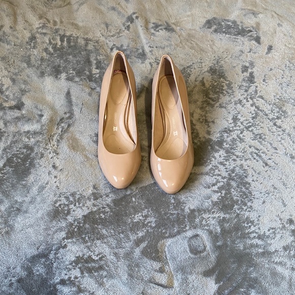 SIZE 8 HEELS! NUDE - Picture 3 of 4